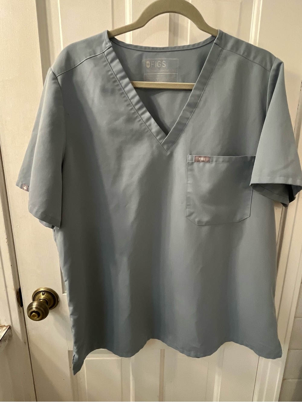 Figs Women’s  Catarina One-Pocket Scrub Top in Cloudy Blue. XXL